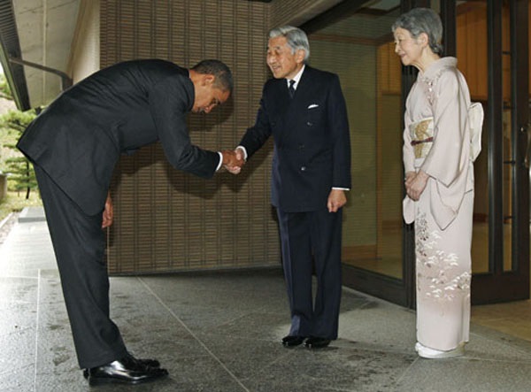 Luôn tôn trọng người lớn tuổi, ngay cả Tổng Thống Mỹ sang thăm Nhật Hoàng cũng trân trọng cúi đầu để thể hiện tình cảm với bậc tiền bối