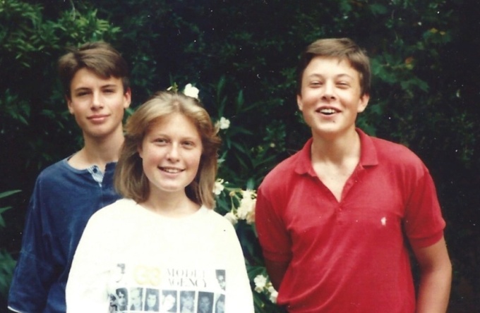 Tỷ phú Elon Musk (phải) chụp hình cùng em trai Kimbal Musk (trái) và em gái Tosca Musk. Ảnh: Maye Musk