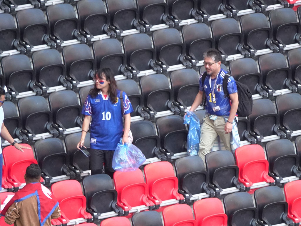 Người Nhật ở lại nhặc rác ở sân vận động sau mỗi trận bóng - thói quen bình thường của người Nhật